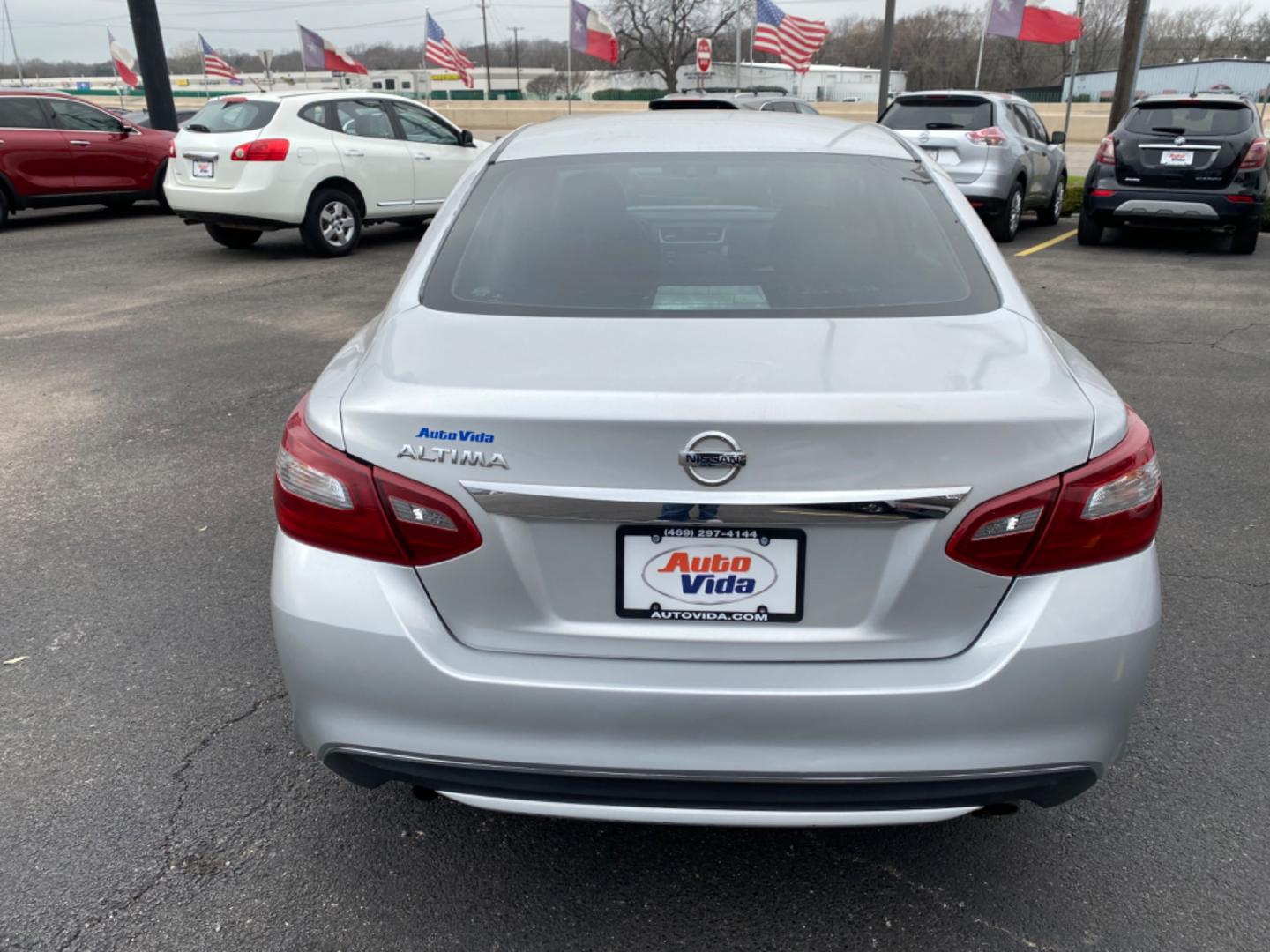 2018 SILVER Nissan Altima 2.5 (1N4AL3AP8JC) with an 2.5L L4 DOHC 16V engine, CVT transmission, located at 420 I-35E, Lancaster, TX, 75146, (469) 297-4144, 32.593929, -96.823685 - Photo#2